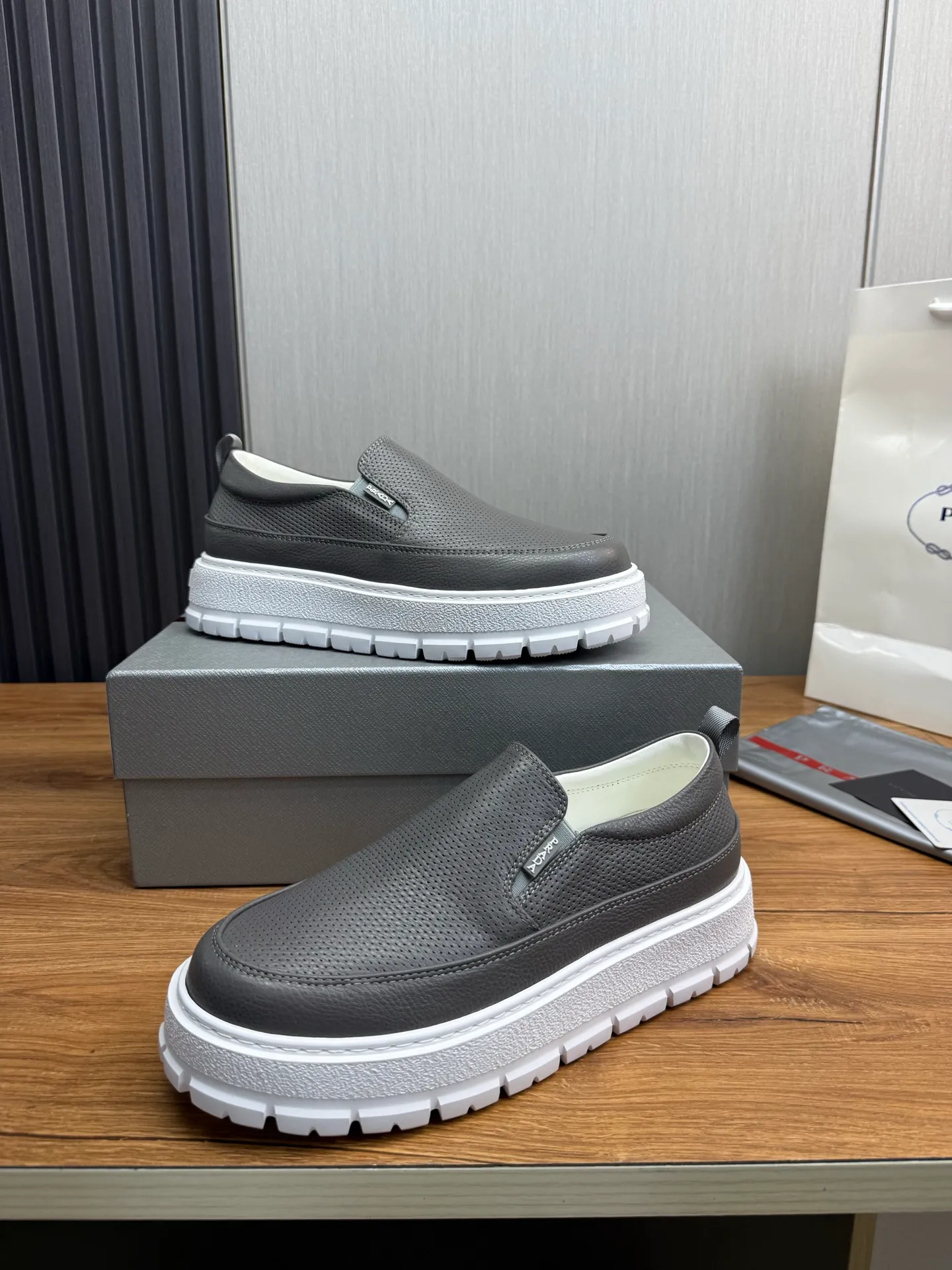 Men's shoes 💰580💰 [PRADA] Men's shoes are popular in the counter, official website is synchronized, 1 high-quality shipment ✔️Imported cowhide punching + cowhide lining, 1🆚1 replica, original sole, 38-45 (45 customized, non-refundable)